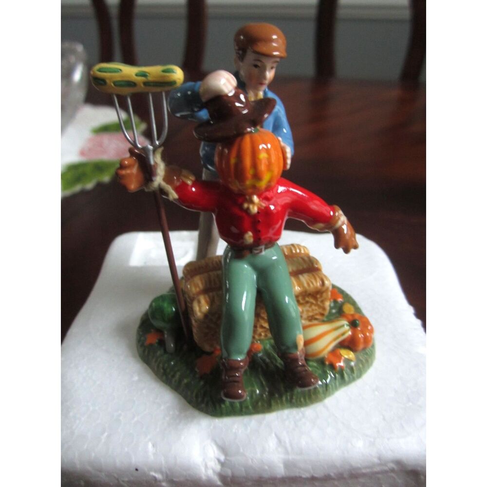 RETIRED DEPARTMENT 56 SNOW VILLAGE HALLOWEEN TOPPING OFF THE SCARECROW W/ BOX